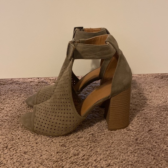 Peep toe sandal - Picture 1 of 3